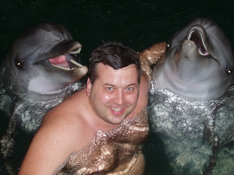 Виктор Цоклан с дельфинами
