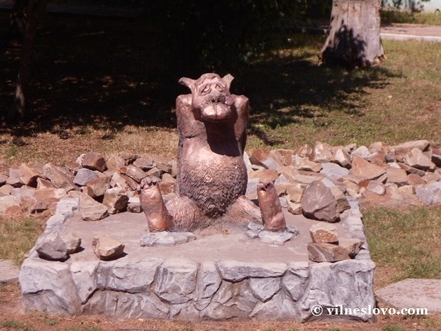 Дерев'яна скульптура вовка