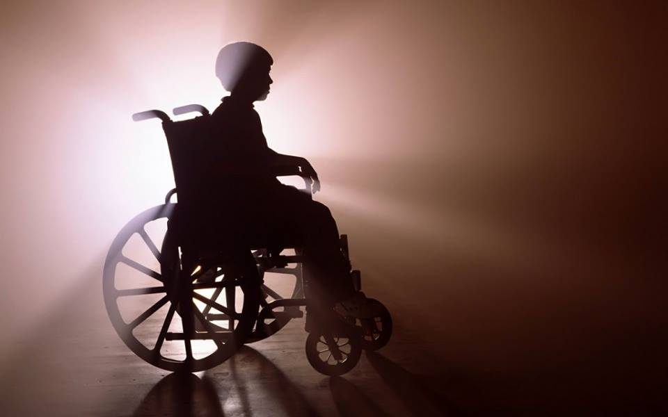 Особа з інвалідністю, що рухається у кріслі колісному як учасник дорожнього руху
