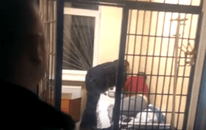 У Боярці поліцейські прикували наручниками чоловіка у розіп’ятій позиції