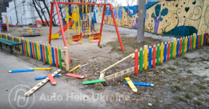 Неадекватний водій у сквері