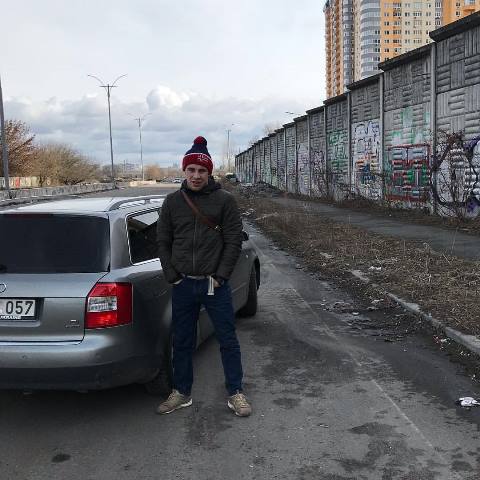 Олексій Заєць з автомобілем