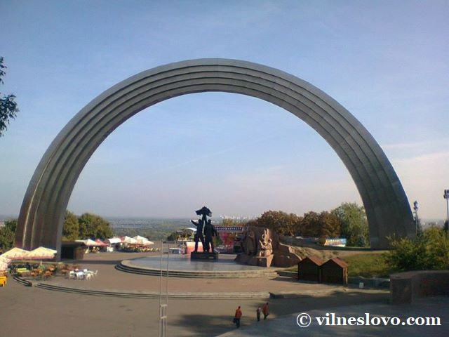 У Києві демонтовано радянську скульптуру «дружби» народів