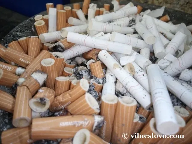 Попільничка з недопалками